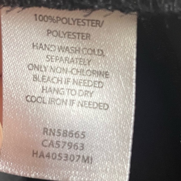 Halogen Black V-Neck Short Sleeve Top. Pre-Owned. - Picture 7 of 7